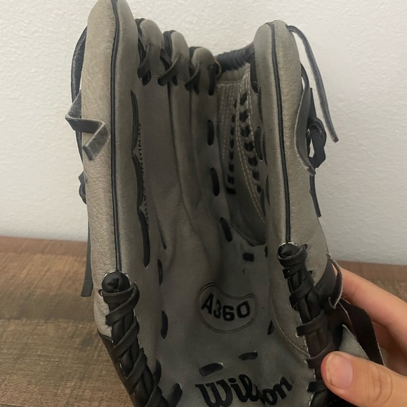 Wilson baseball glove - Picture 2 of 4